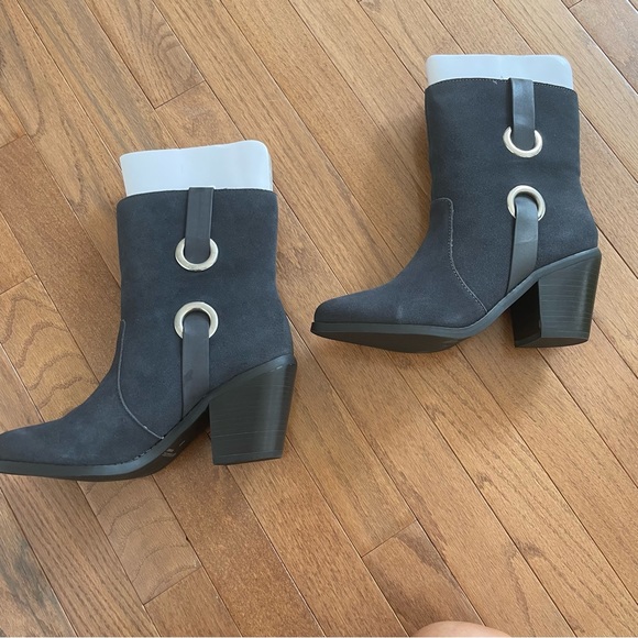 New in box Very Volatile Flynn Charcoal Boots - Picture 1 of 7